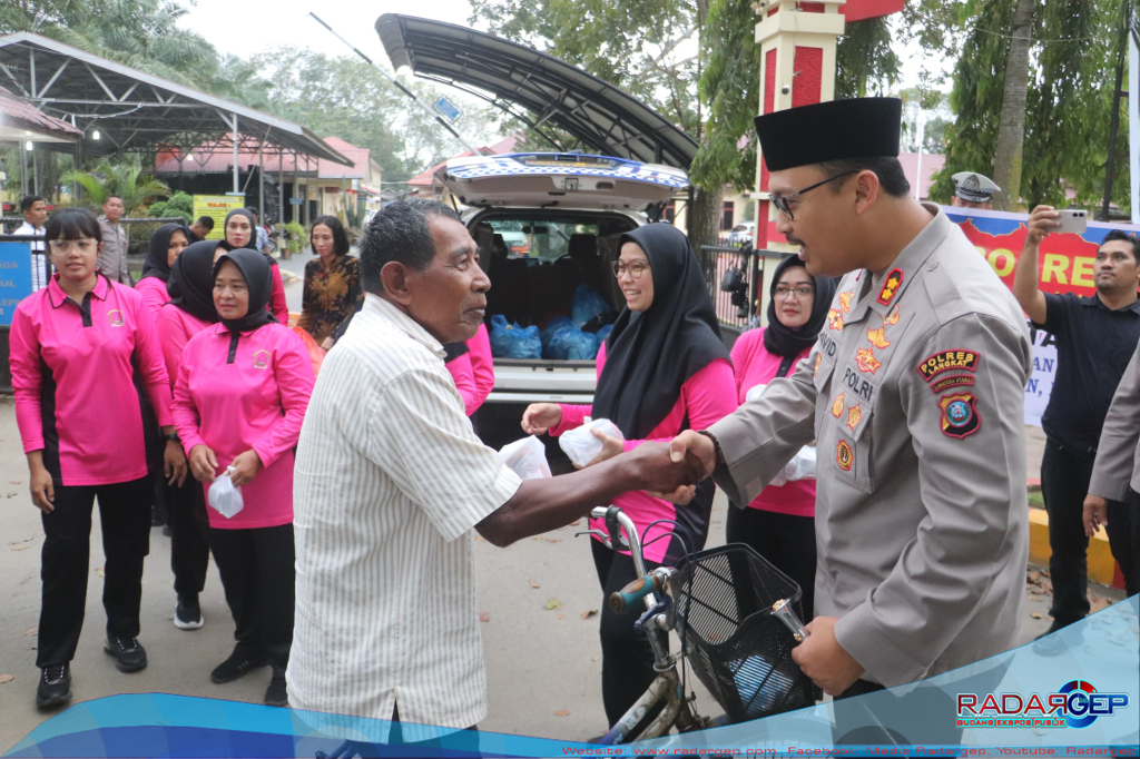 1 Hari 1 Kebaikan! Kapolres Langkat da Bhayangkari Berbagi Takjil untuk Sesama